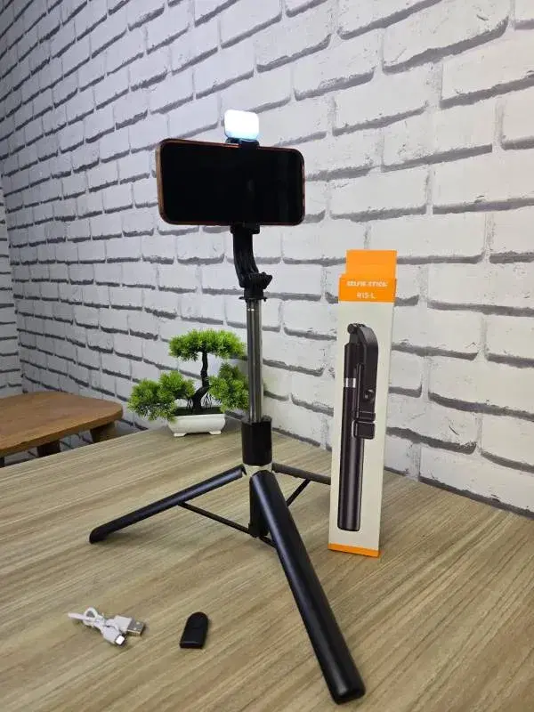 R1S-L 3-in-1 Bluetooth Selfie Stick Tripod with Integrated Fill Light
