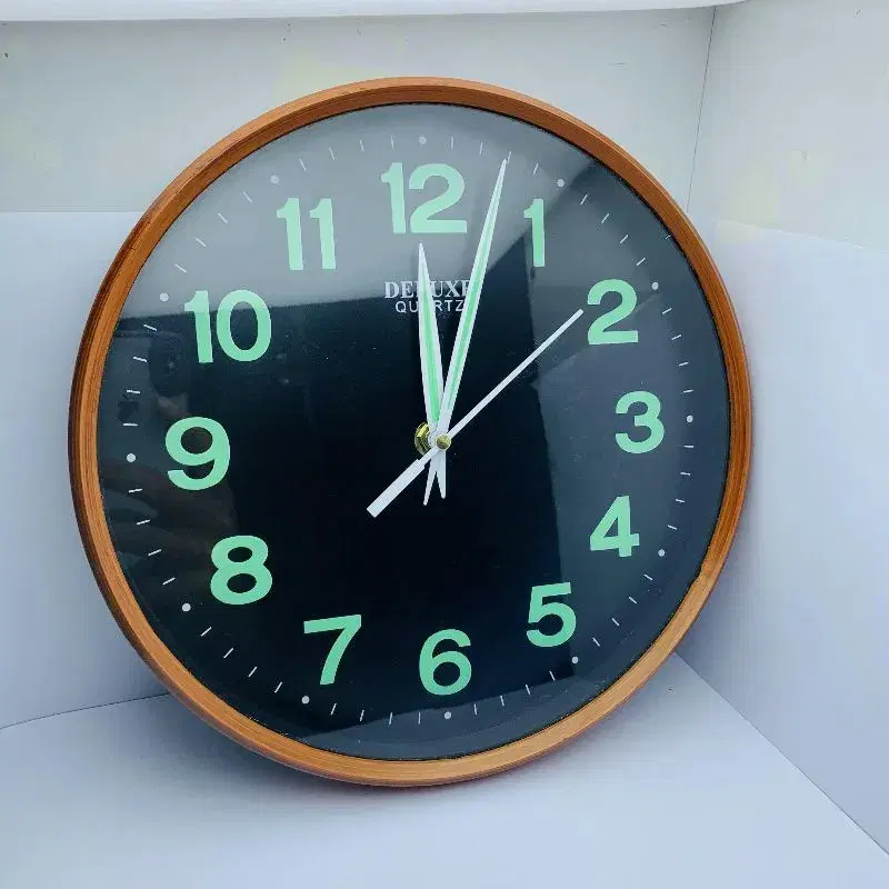 Night Glow Function Quartz Movement Wall Clock