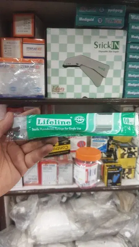 Lifeline 10ml good quality syringe for single use.