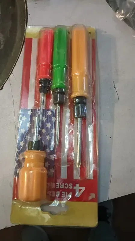 Multicolor 4 Pcs Screwdriver Set.