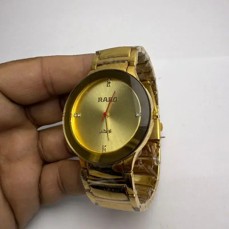 Fashionable Golden Color Chain Stainless Steel Round Shape Quartz Watch For Women