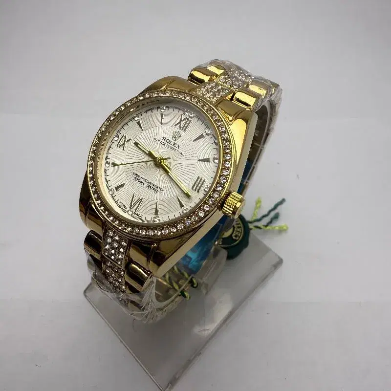 Stainless Steel Round Shape White Dial Fashionable Waterproof Watch For Women