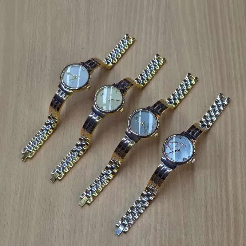 Round Dial simple Watches With Stainless Steel Strap.