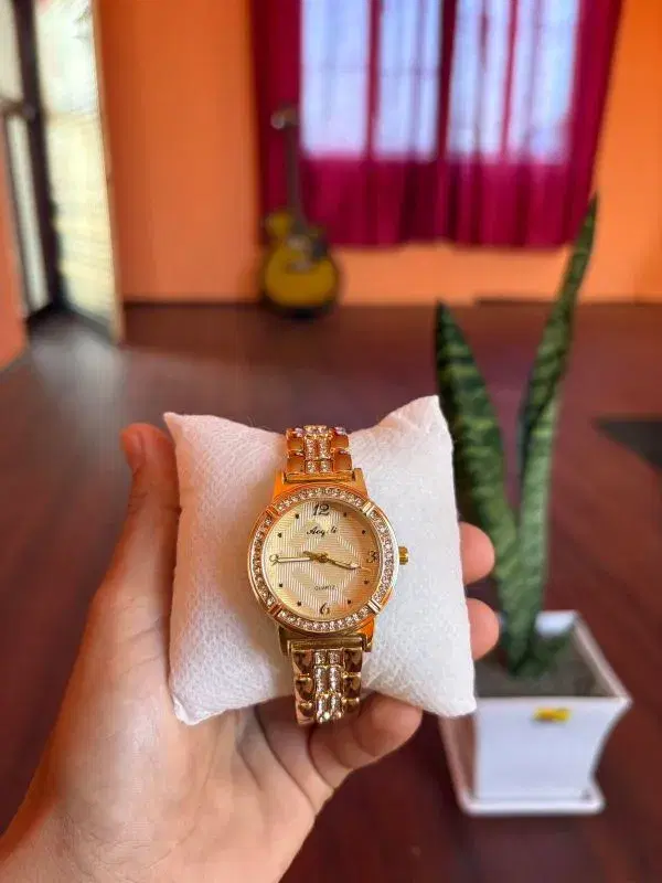 Luxury Round Dial With Rhinostone Quality Quartz Watch For Ladies.
