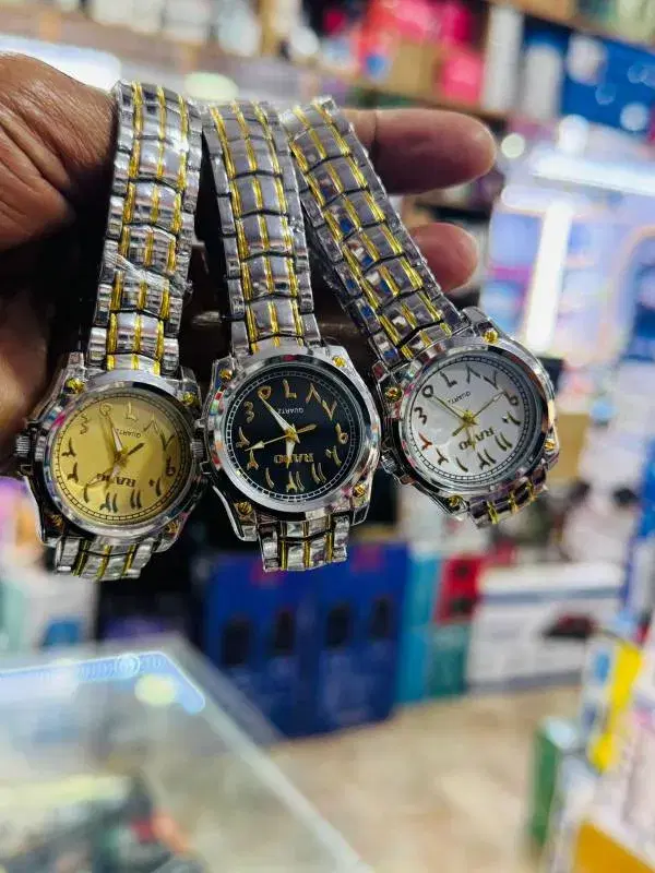 RADO quartaz analog watch with an arabic numeral