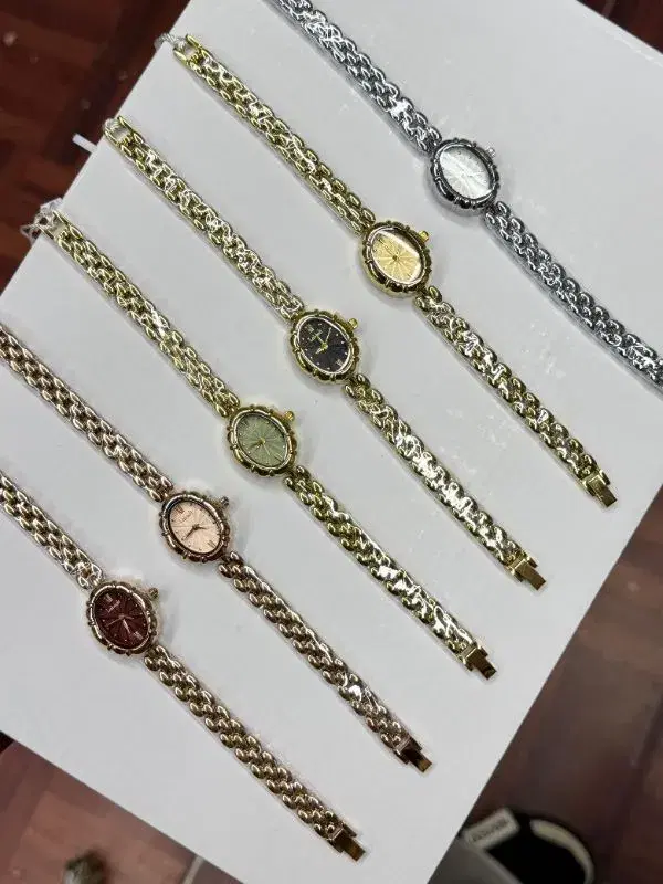 Minimalist Vintage Style Women's Watch with White,Red,Green Dial,Metal Strap