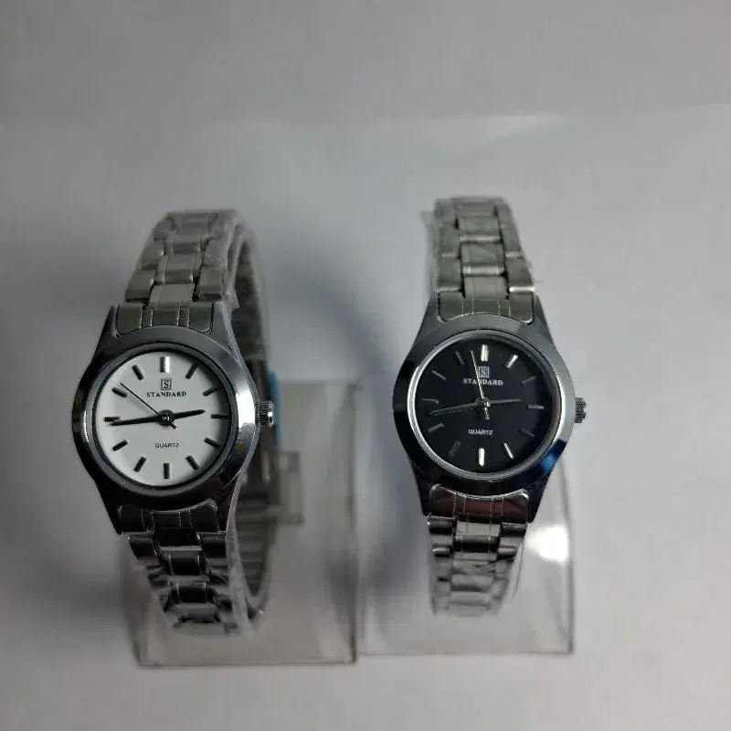 Stainless Steel Round Shape Black Dial Silver Color Chain Quartz Watch For Women
