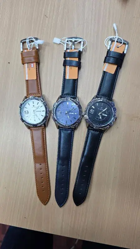 NAVIFORCE quartz watch featuring a gold-plated case and a leather strap