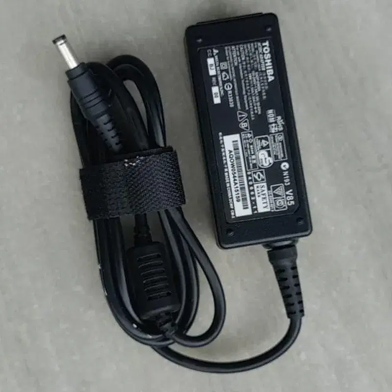 Laptop Adaptor TOSHIBA 19V 1.58A 35W 5.5MM X 2.5MM Mini Black Pin