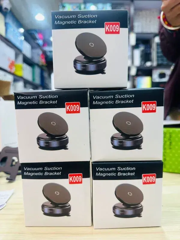 K009 Vacuum Suction Magnetic Bracket, a universal phone holder designed for various surfaces.