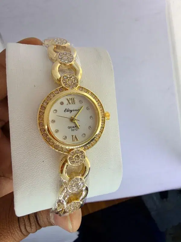 E`liyina luxury quartz watch features a gold-tone stainless steel chain