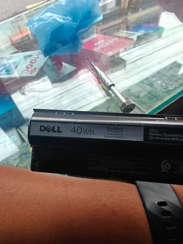 Dell M5Y1K laptop battery, a standard 4-cell rechargeable lithium-ion battery with a 40Wh capacity and 14.8V rating