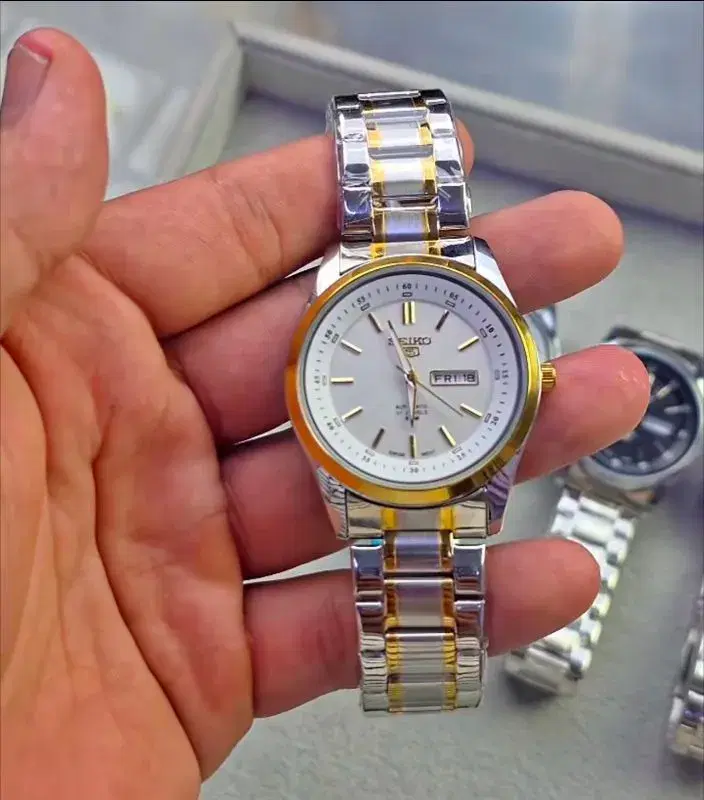 seiko 5 White Dial Automatic analog stainless steel watch for Men SNKM92J, bicolor, bracelet