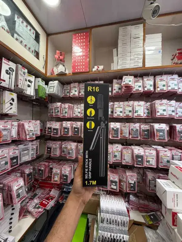 R16 SELFIE STICK